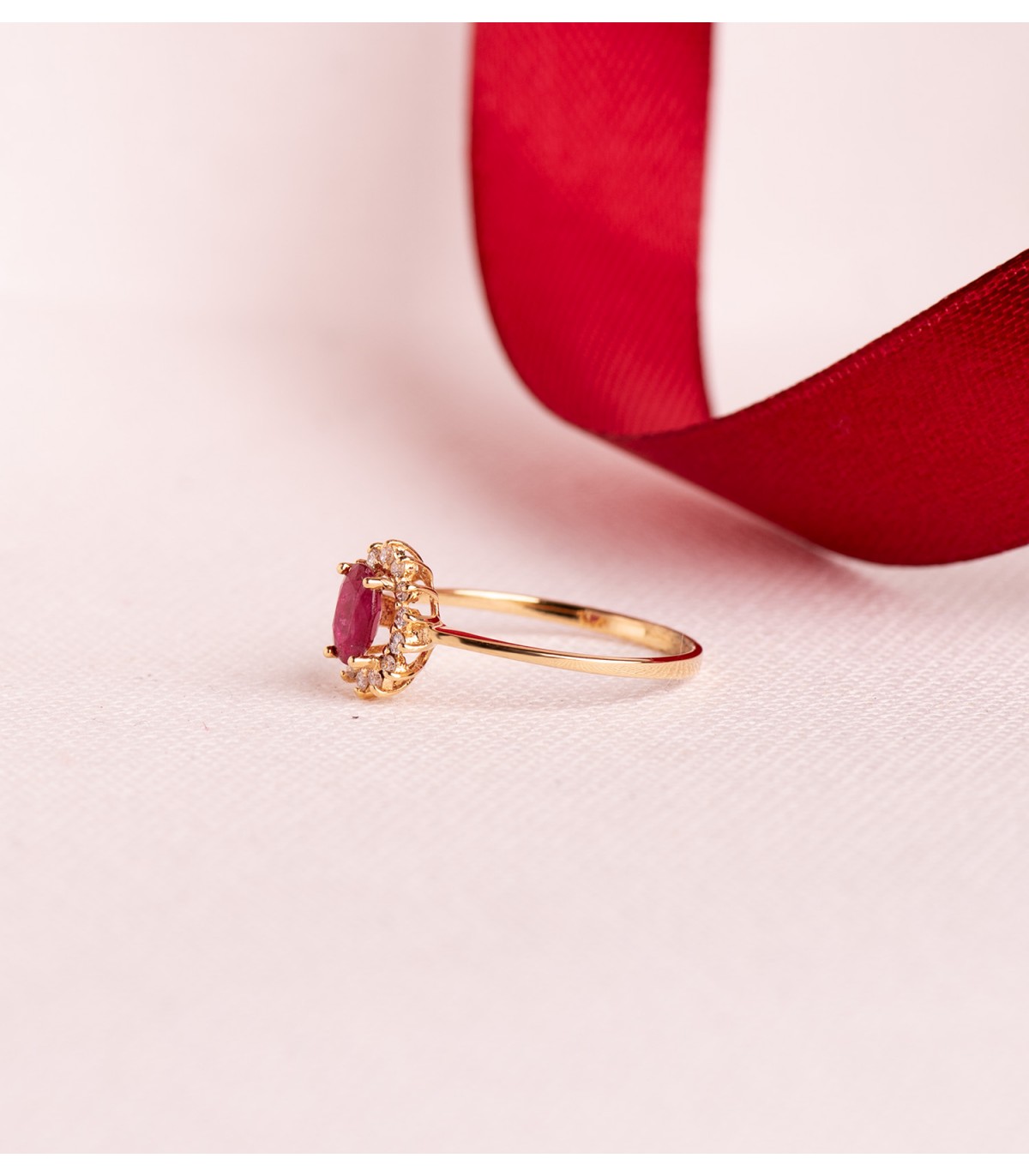 Bague avec Rubis et Diamants en or jaune 750, idéal pour femme et fiançailles