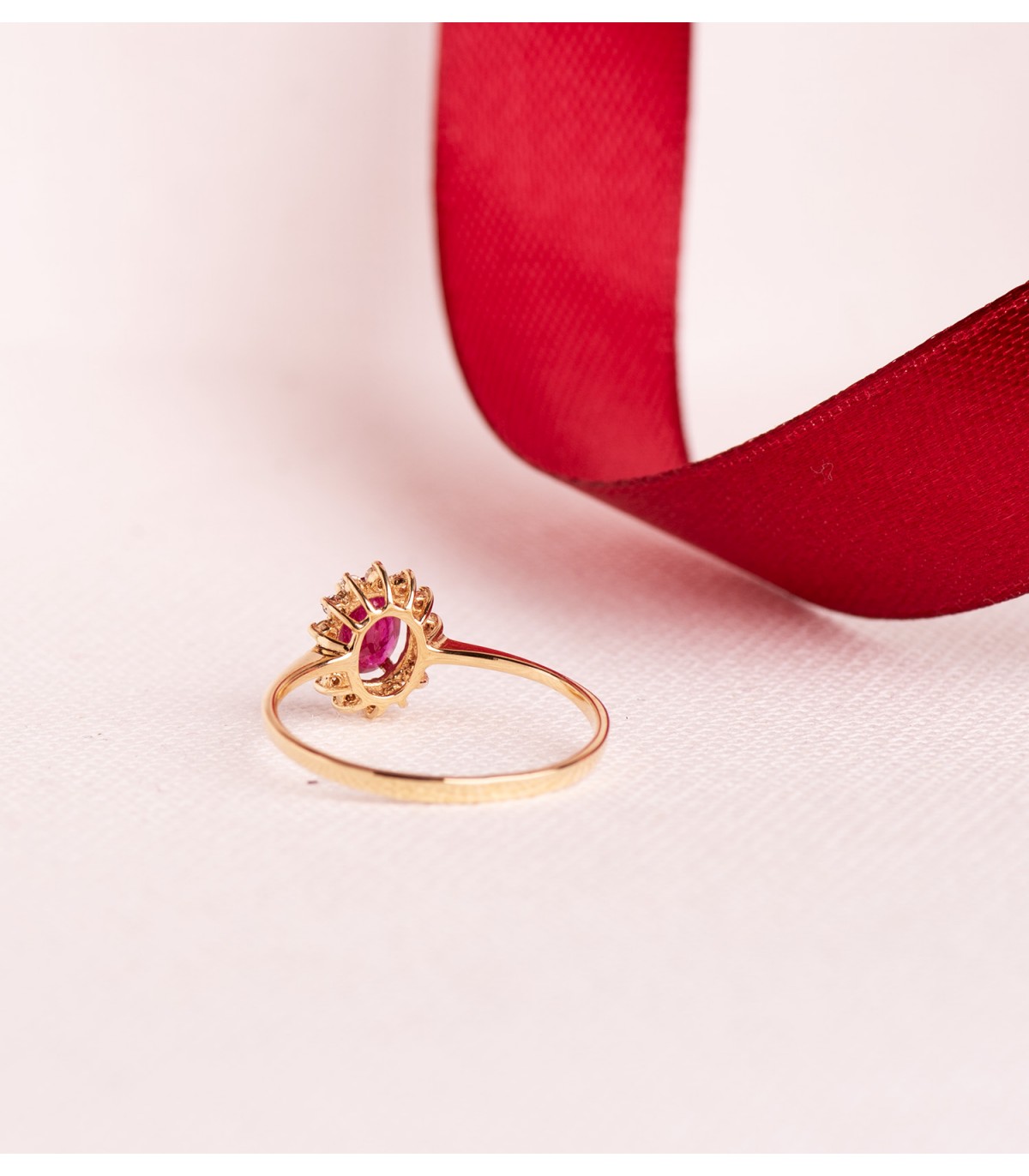 Anillo diamantes y piedra preciosa Rubí, Jasmin colección boda y compromiso.