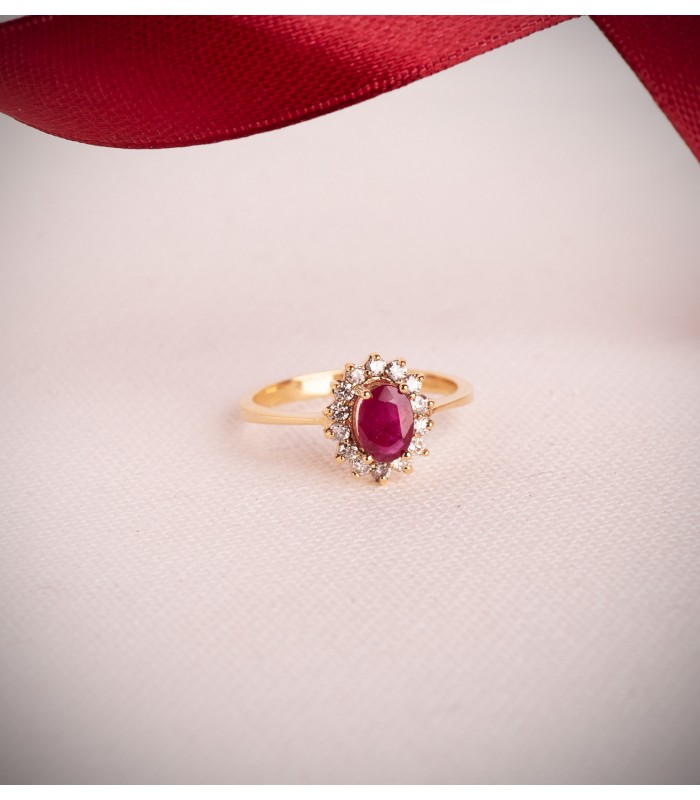Bague avec rubis et diamants. Bague en or jaune 18 carats pour femme et fiançailles.