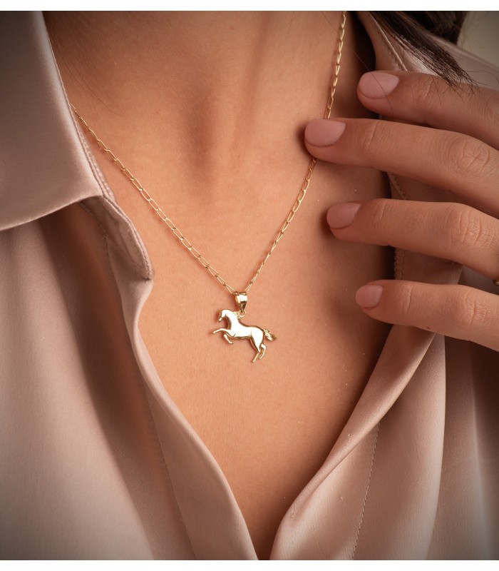 Pendentif porte-bonheur avec motif cheval au galop or 18k, pour homme ou femme.