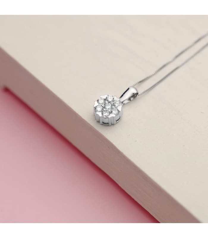 Pendentif rosette avec diamants pavés, modèle Indira en or blanc 18 carats.