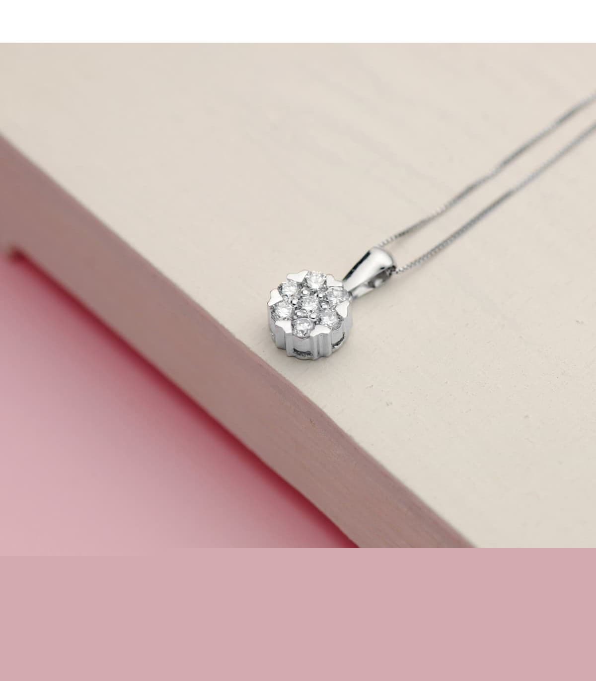 Pendentif rosette avec diamants pavés, modèle Indira en or blanc 18 carats.