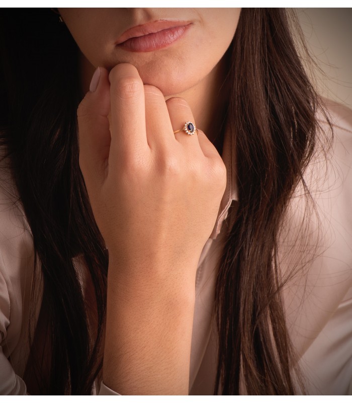 Anillo Jasmin Zafiro y Diamantes Oro Amarillo 18K. Anillo con piedras de la colección de compromiso y boda.