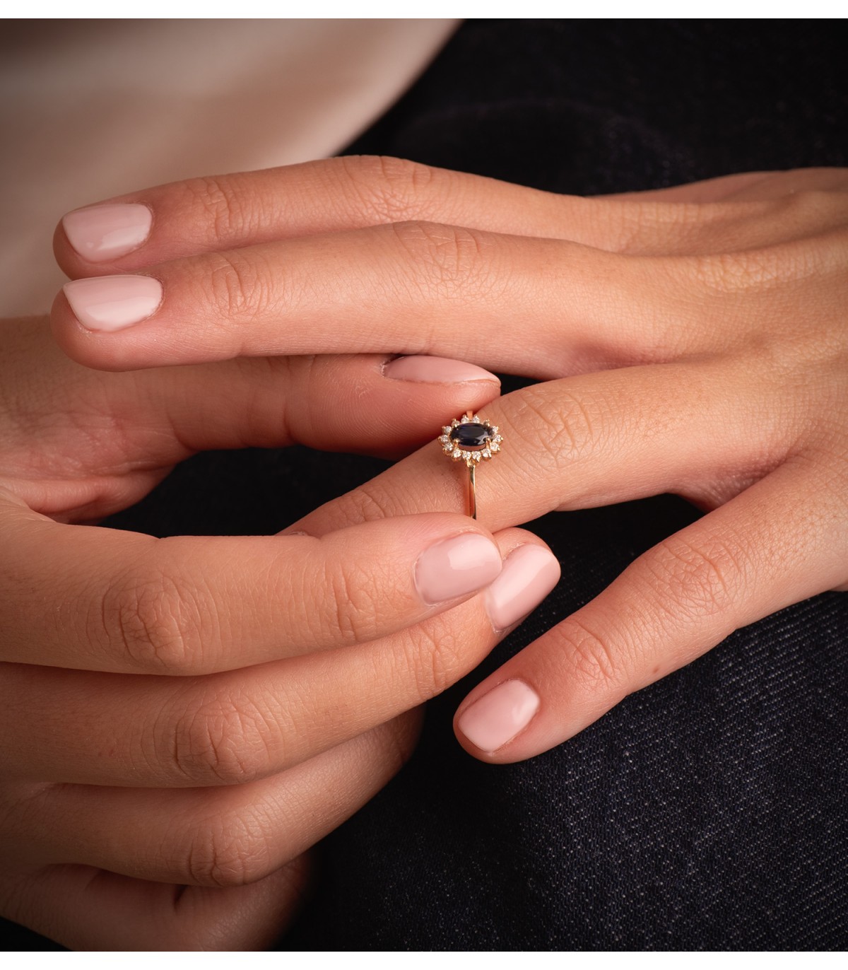 Anillo Jasmin Zafiro y Diamantes Oro Amarillo 18K. Anillo con piedras de la colección de compromiso y boda.