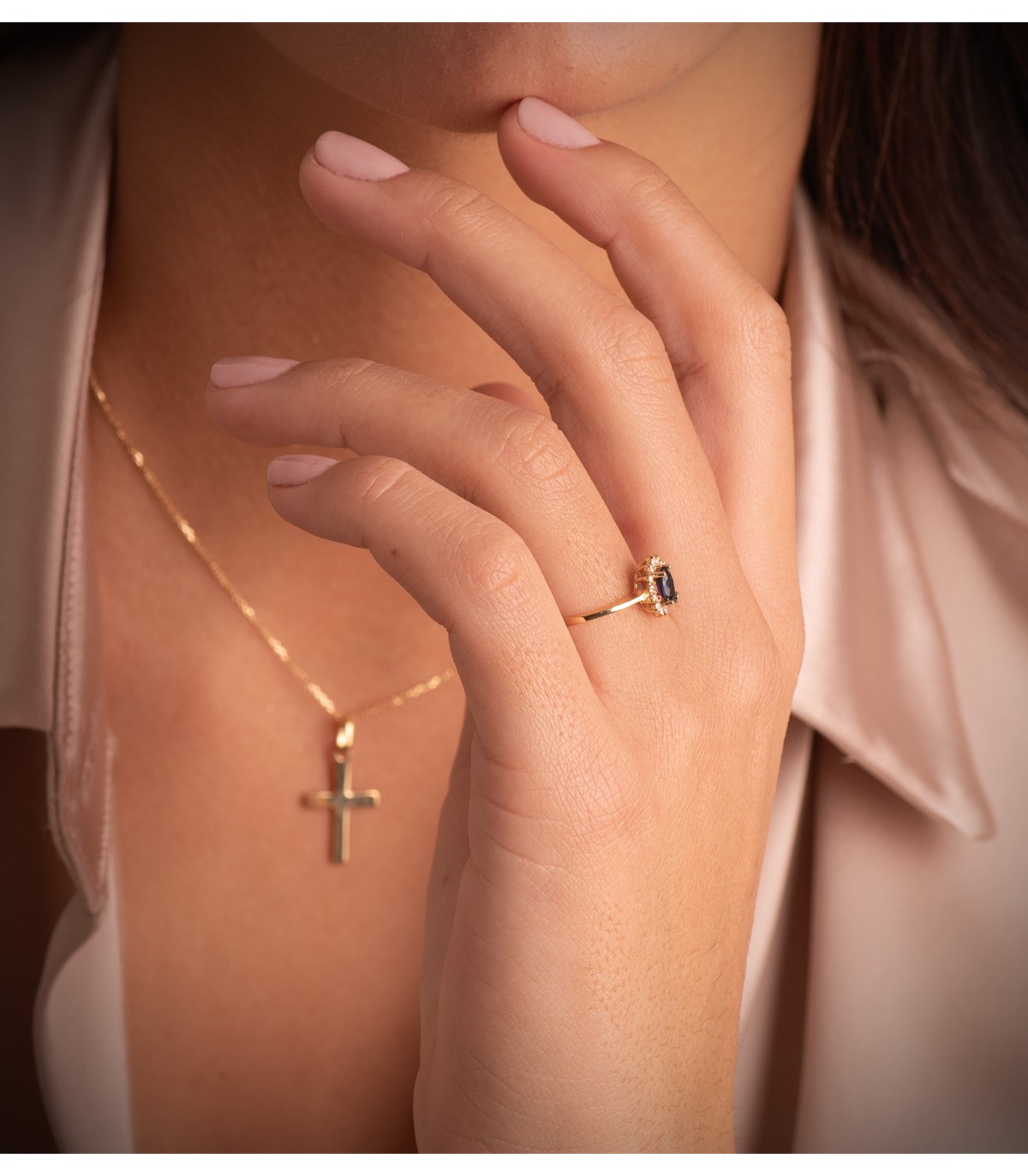 Anillo Jasmin Zafiro y Diamantes Oro Amarillo 18K. Anillo con piedras de la colección de compromiso y boda.