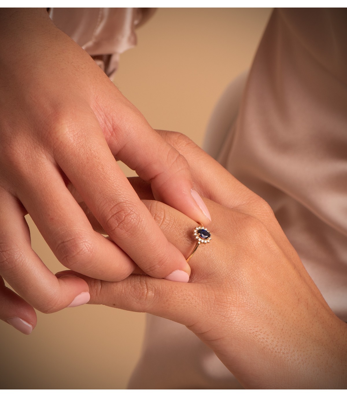 Anillo Jasmin Zafiro y Diamantes Oro Amarillo 18K. Anillo con piedras de la colección de compromiso y boda.
