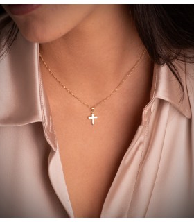 Ciondolo croce in oro con forma arrotondata e cava 14 mm - Croci in oro 18 carati per battesimi e comunioni.