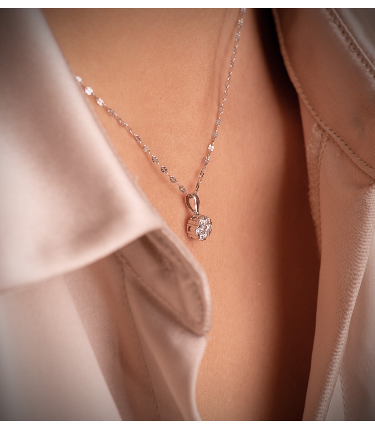 Pendentif rosette avec diamants pavés, modèle Indira en or blanc 18 carats.