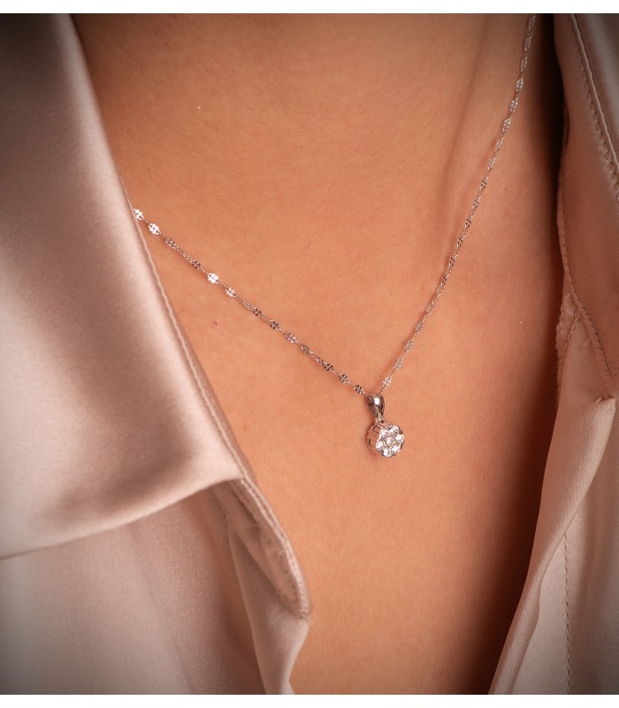 Pendentif rosette avec diamants pavés, modèle Indira en or blanc 18 carats.