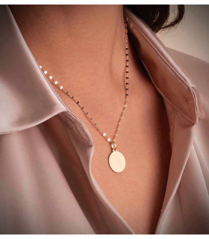 Medalla de oro para mujer con fondo liso para grabado personalizado.