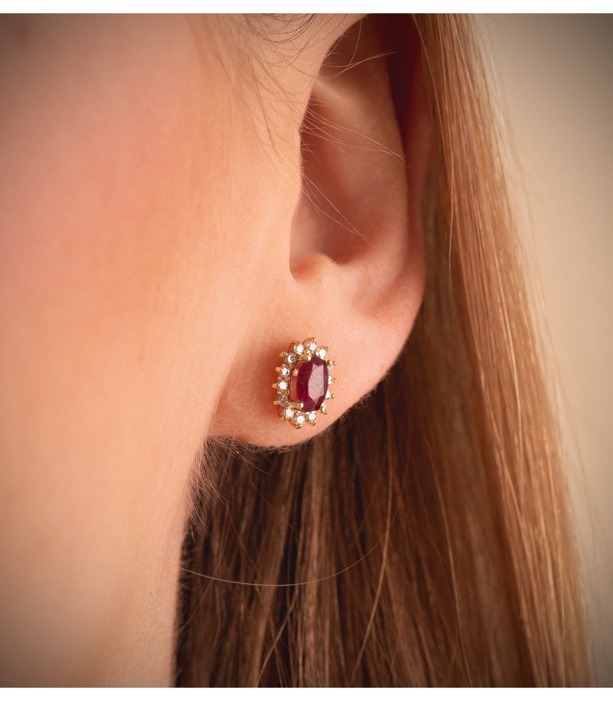 Boucles d'oreilles avec un magnifique rubis ovale central, entouré de diamants brillants - Jasmin Or jaune 18K
