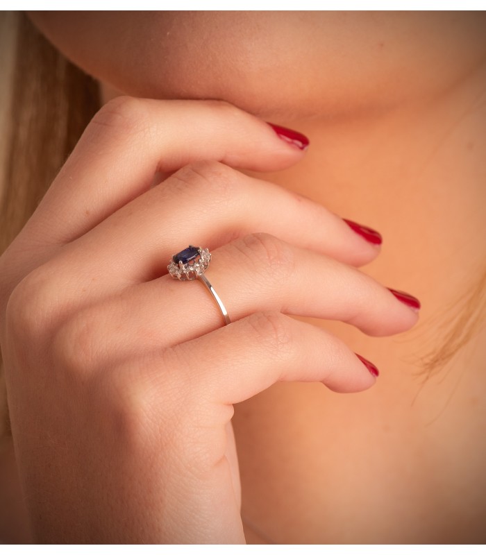Anillo de oro blanco con zafiro para mujer. Anillo con diamantes. Piedra preciosa azul.