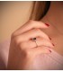 Anillo de oro blanco con zafiro para mujer. Anillo con diamantes. Piedra preciosa azul.
