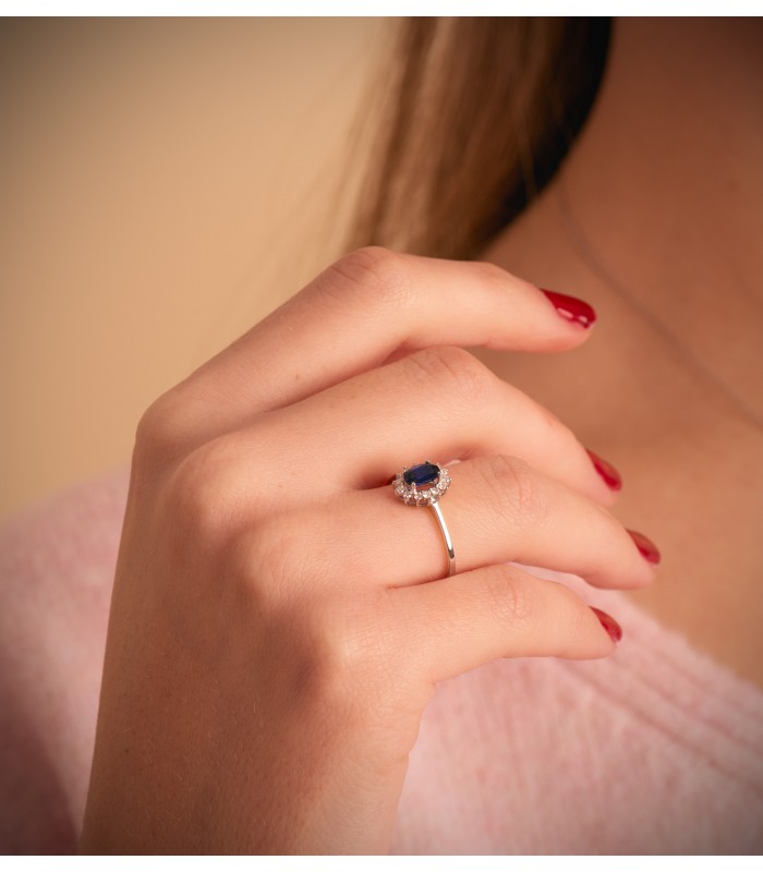 Anillo de oro blanco con zafiro para mujer. Anillo con diamantes. Piedra preciosa azul.