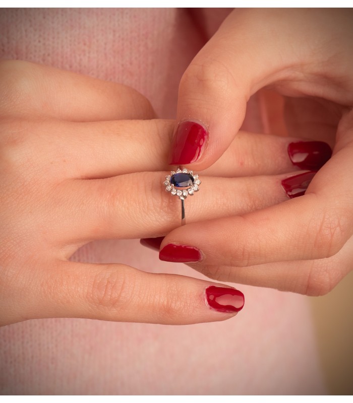 Anillo de oro blanco con zafiro para mujer. Anillo con diamantes. Piedra preciosa azul.