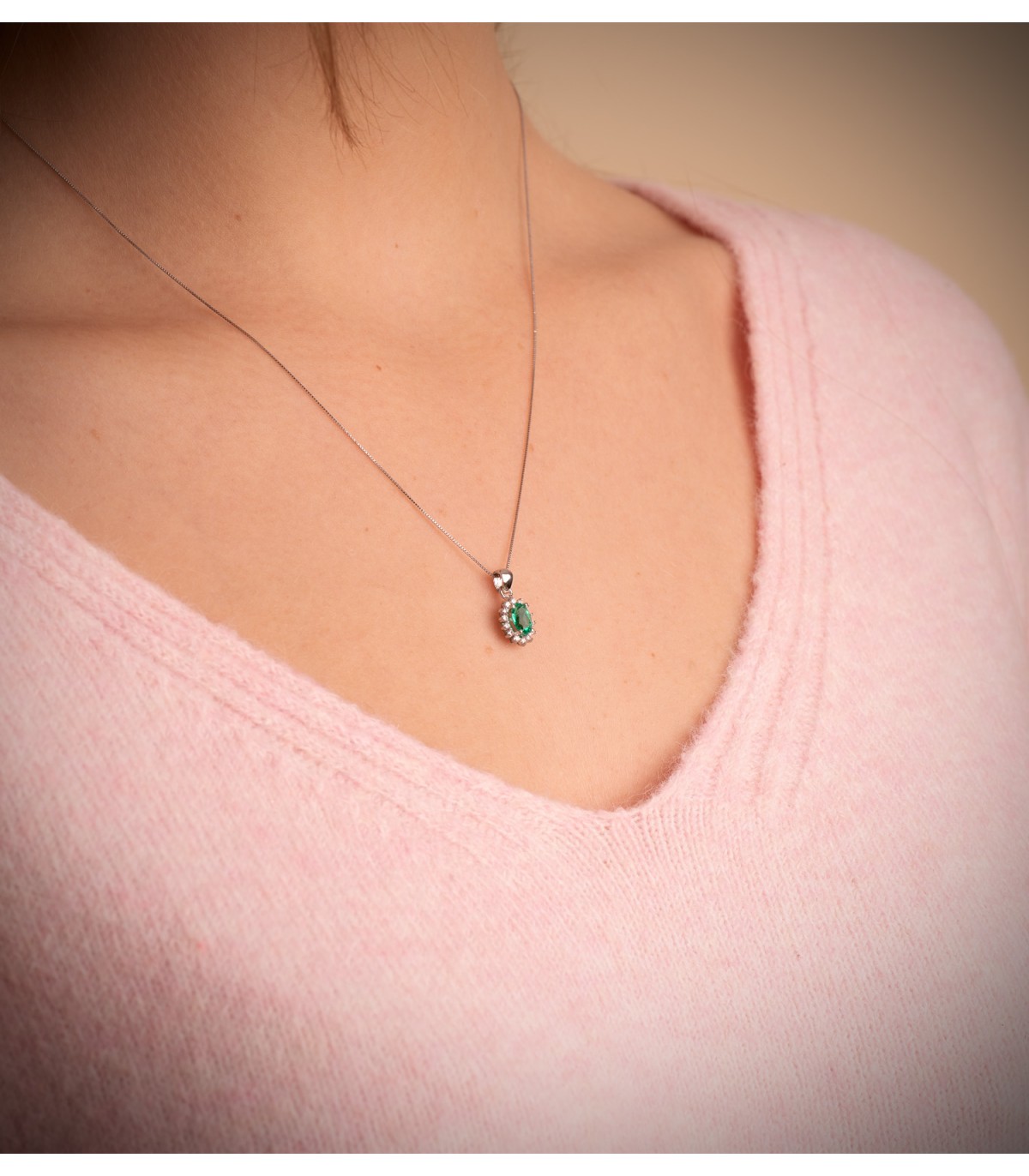 Pendentifs pour femme avec émeraude et diamants. Idéal pour mariage. Modèle Jasmin.