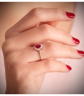 Anello da donna con rubino e diamanti. Anello in oro bianco 18 carati. Gioielleria online.