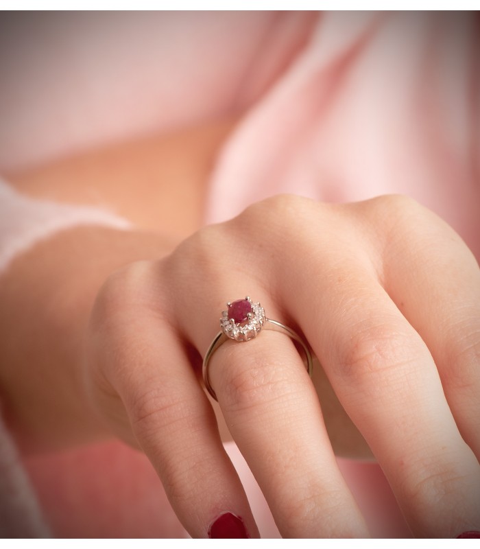 Anello da donna con rubino e diamanti. Anello in oro bianco 18 carati. Gioielleria online.