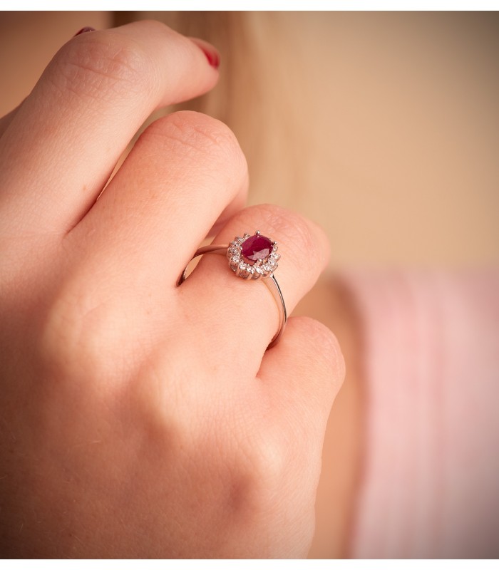 Anello da donna con rubino e diamanti. Anello in oro bianco 18 carati. Gioielleria online.