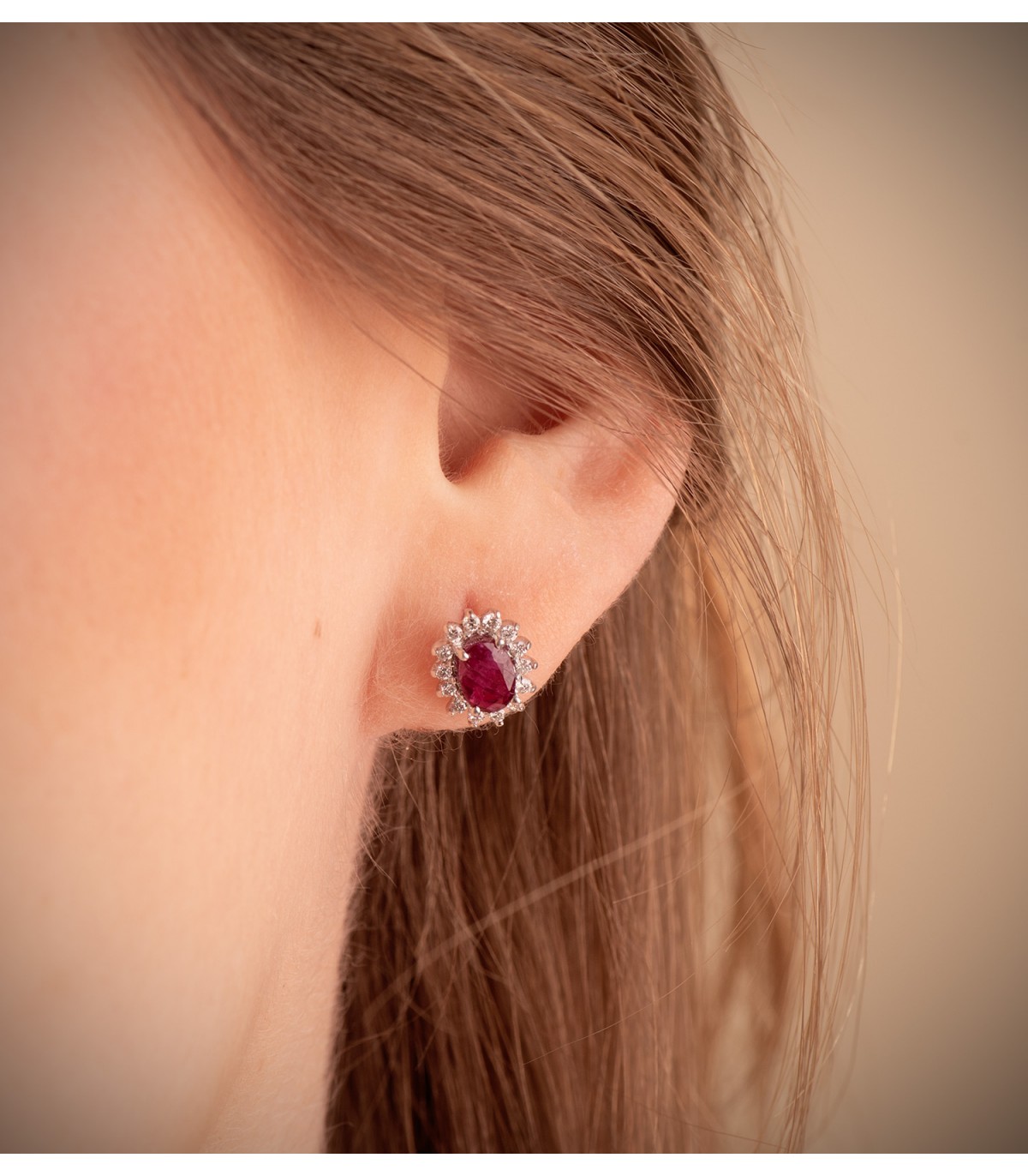 Pendientes Jasmin rubí oro amarillo 18 Ktes. Pendientes de novia con diamantes y rubíes oro blanco 18 kilates.