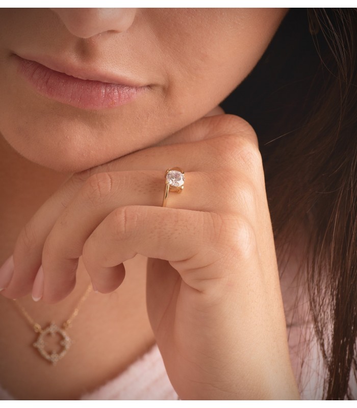 anillo de pedida en oro amarillo cora con piedra