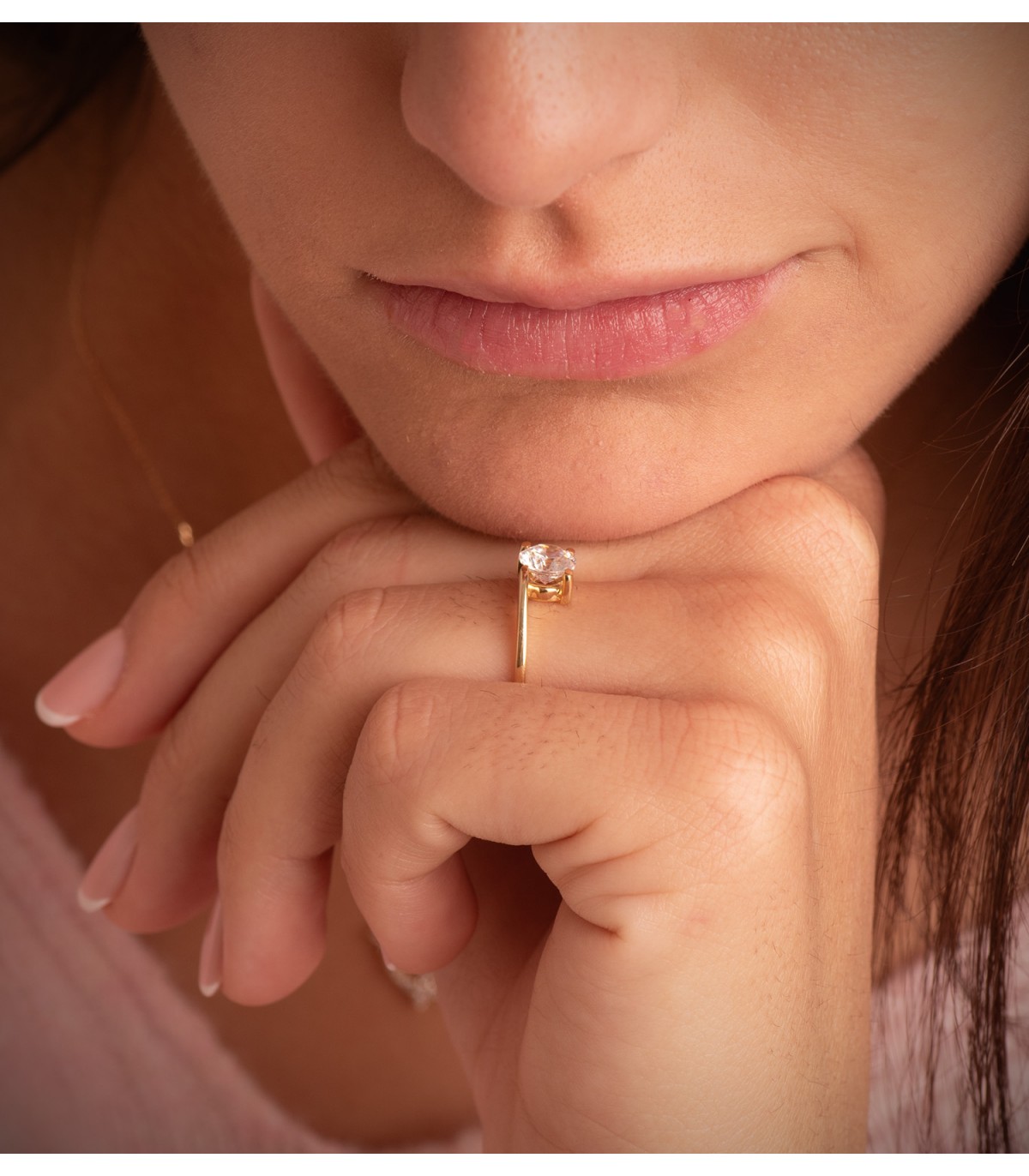 anillo de pedida en oro amarillo cora con piedra
