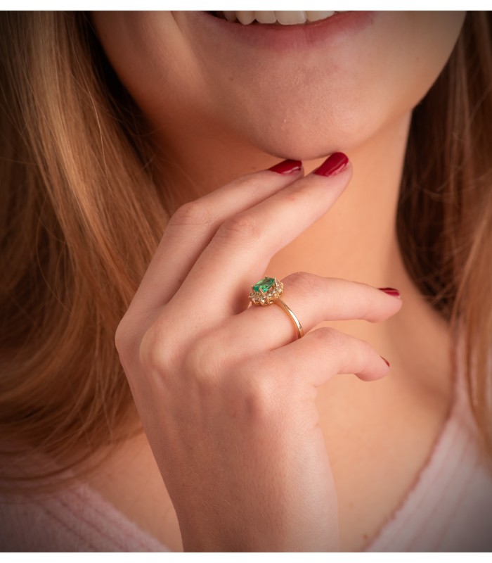 Anello con gemma smeraldo e diamanti. Anello donna in oro giallo 18 carati.