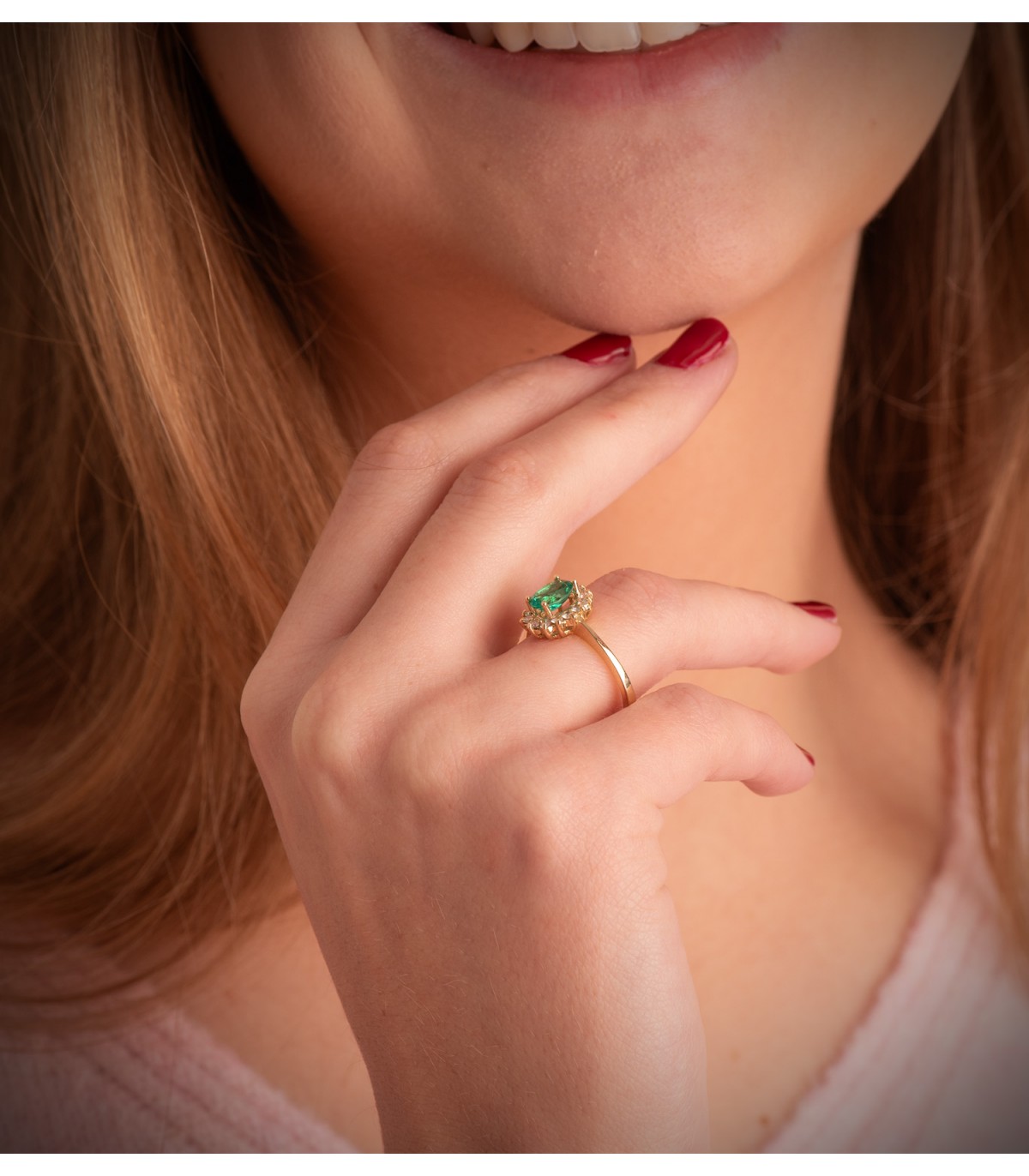 Anello con gemma smeraldo e diamanti. Anello donna in oro giallo 18 carati.