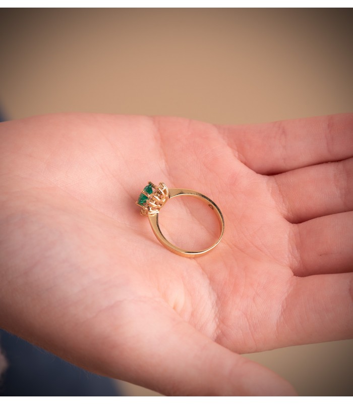 Anello con gemma smeraldo e diamanti. Anello donna in oro giallo 18 carati.