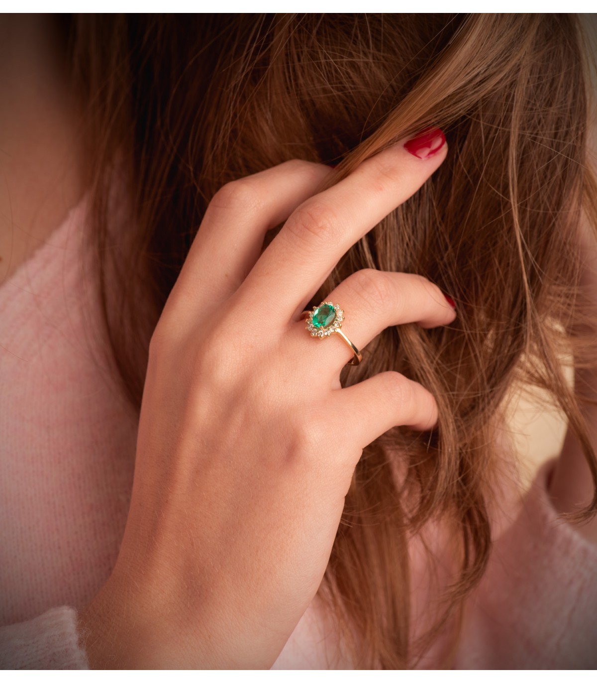 Anello con gemma smeraldo e diamanti. Anello donna in oro giallo 18 carati.