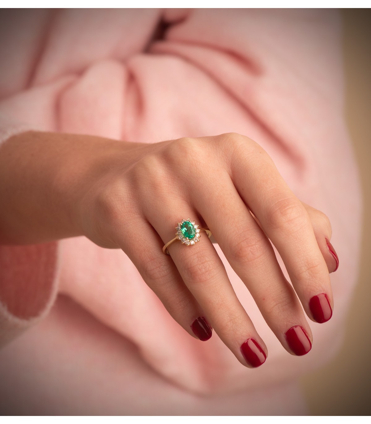 Bague en or jaune ornée d'émeraudes et de diamant. Bagues avec diamants pour femmes.