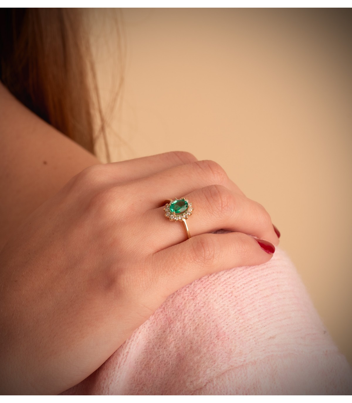 Bague en or jaune ornée d'émeraudes et de diamant. Bagues avec diamants pour femmes.