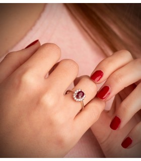 Anello da donna in oro bianco con rubino e diamanti. Anello oro 18 carati. Gioielli online.