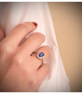 Anello di fidanzamento in oro bianco con zaffiro e diamanti 0,290 carati. Anello da donna.