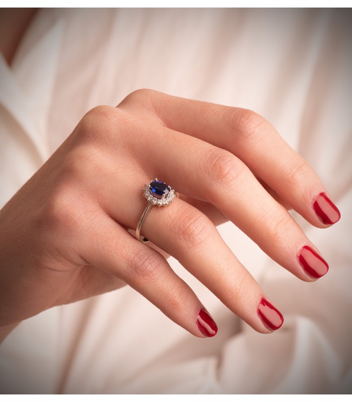 Bague de fiançailles en or blanc pour femme avec saphir. Diamants 0.290 carats. Bijoux en ligne.