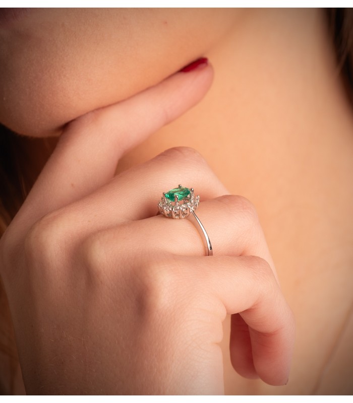 Bague de fiançailles en or blanc avec pierre précieuse. Modèle Sybil en or blanc avec émeraude.