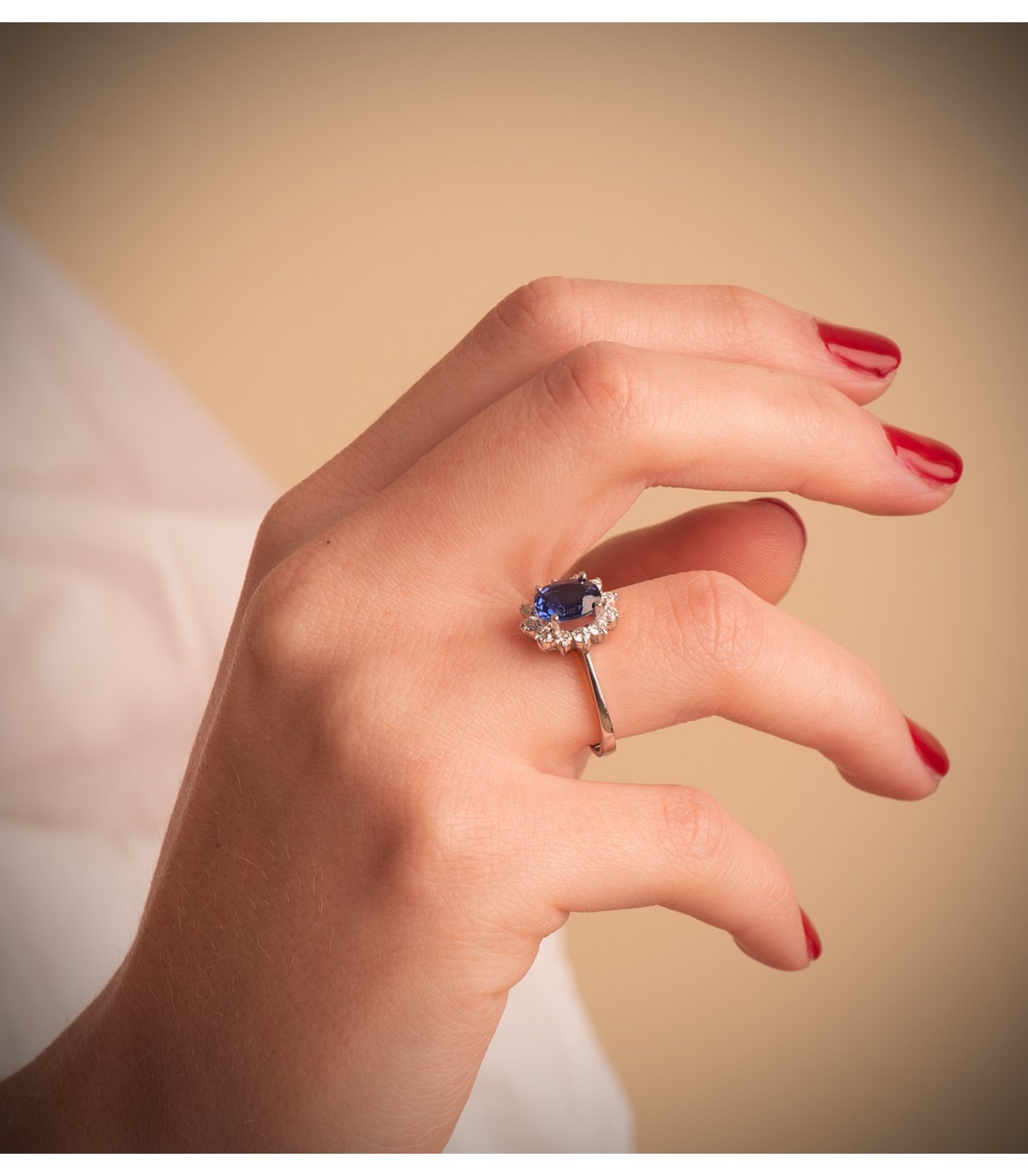 Bague en or blanc 18 carats pour femme. Modèle Eowyn Saphir et diamants. Bague or blanc.