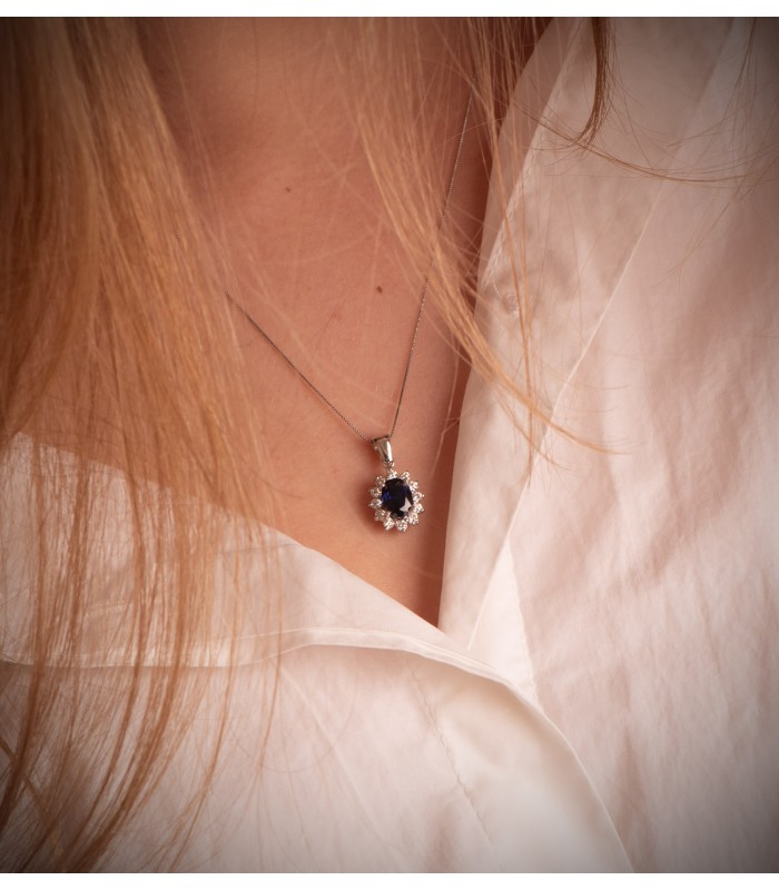 Collier avec pendentif en diamant. Saphir et or blanc. Diamants pour femmes.