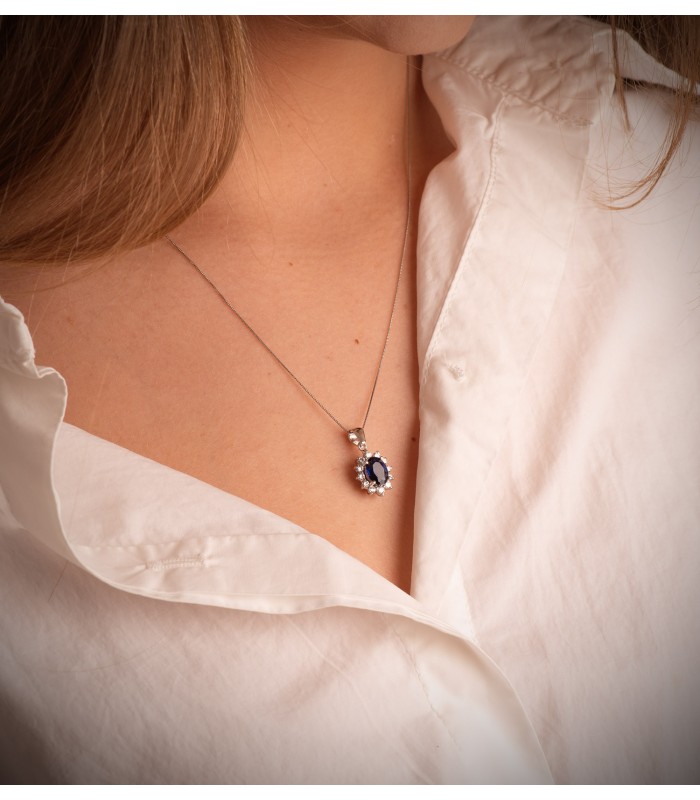 Collier avec pendentif en diamant. Saphir et or blanc. Diamants pour femmes.