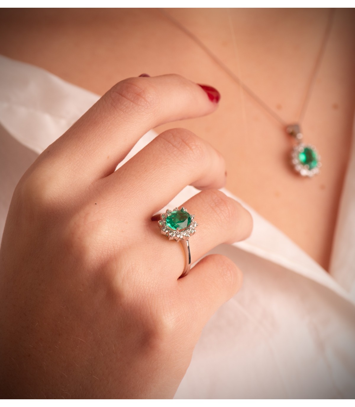 Anillo de compromiso Eowyn. Anillo de pedida de mano con esmeralda y diamantes. Compra online.