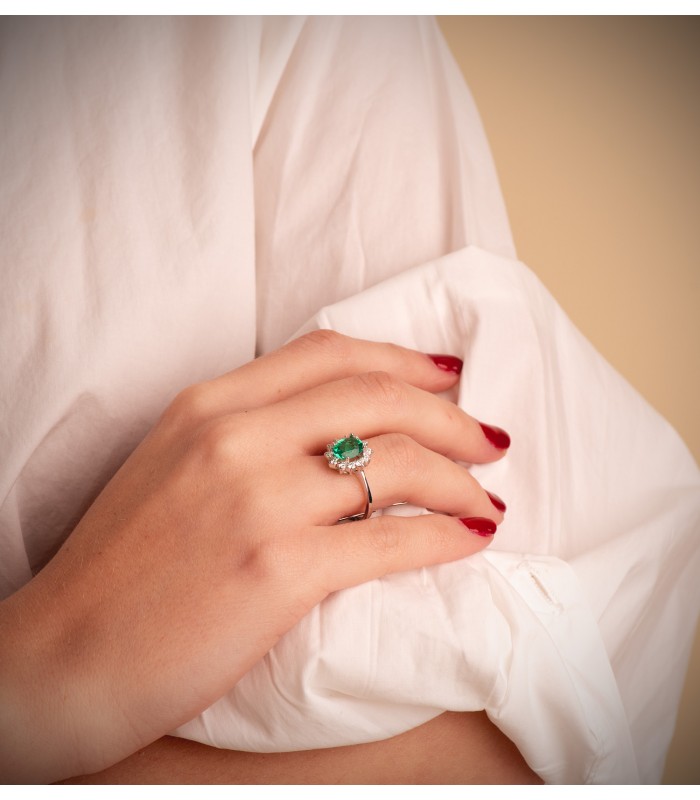 Anillo de compromiso Eowyn. Anillo de pedida de mano con esmeralda y diamantes. Compra online.