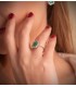 Anello in oro bianco con gemma smeraldo e diamanti. Modello Carrie. Gioielleria online Alda Joyeros.