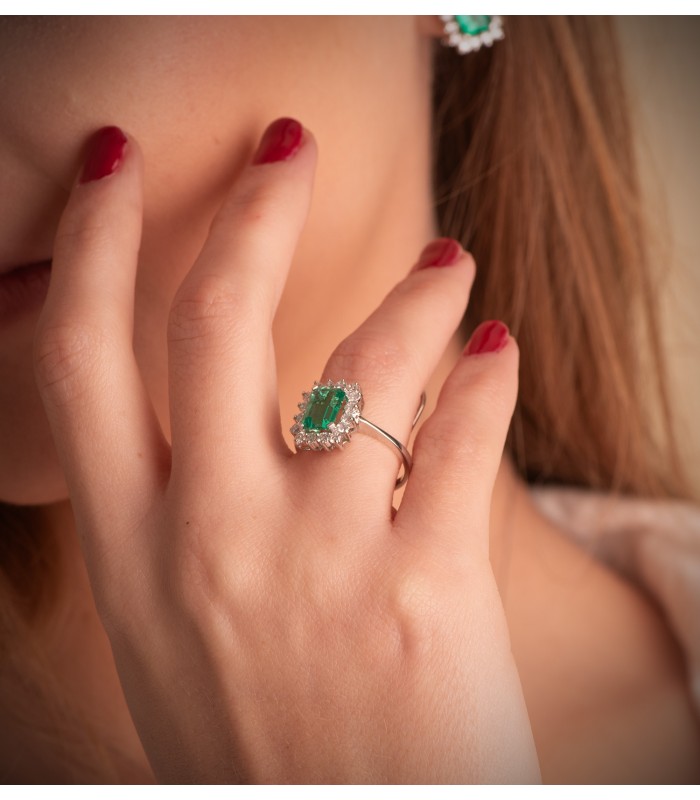 Anillo Carrie Oro 18K Esmeralda y Diamantes. Anillo de pedida con piedra preciosa.
