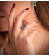 Anello in oro bianco con gemma smeraldo e diamanti. Modello Carrie. Gioielleria online Alda Joyeros.