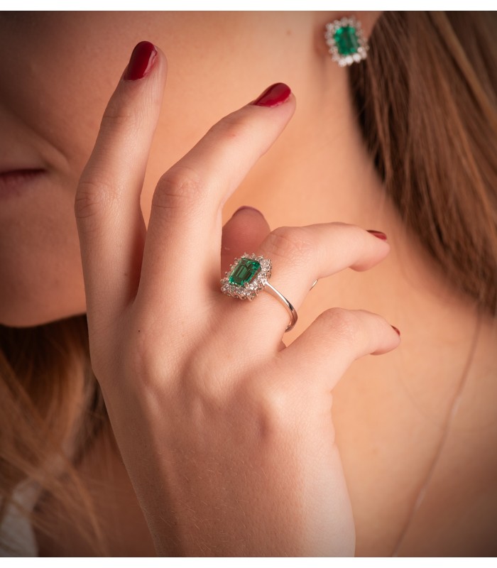 Anillo Carrie Oro 18K Esmeralda y Diamantes. Anillo de pedida con piedra preciosa.