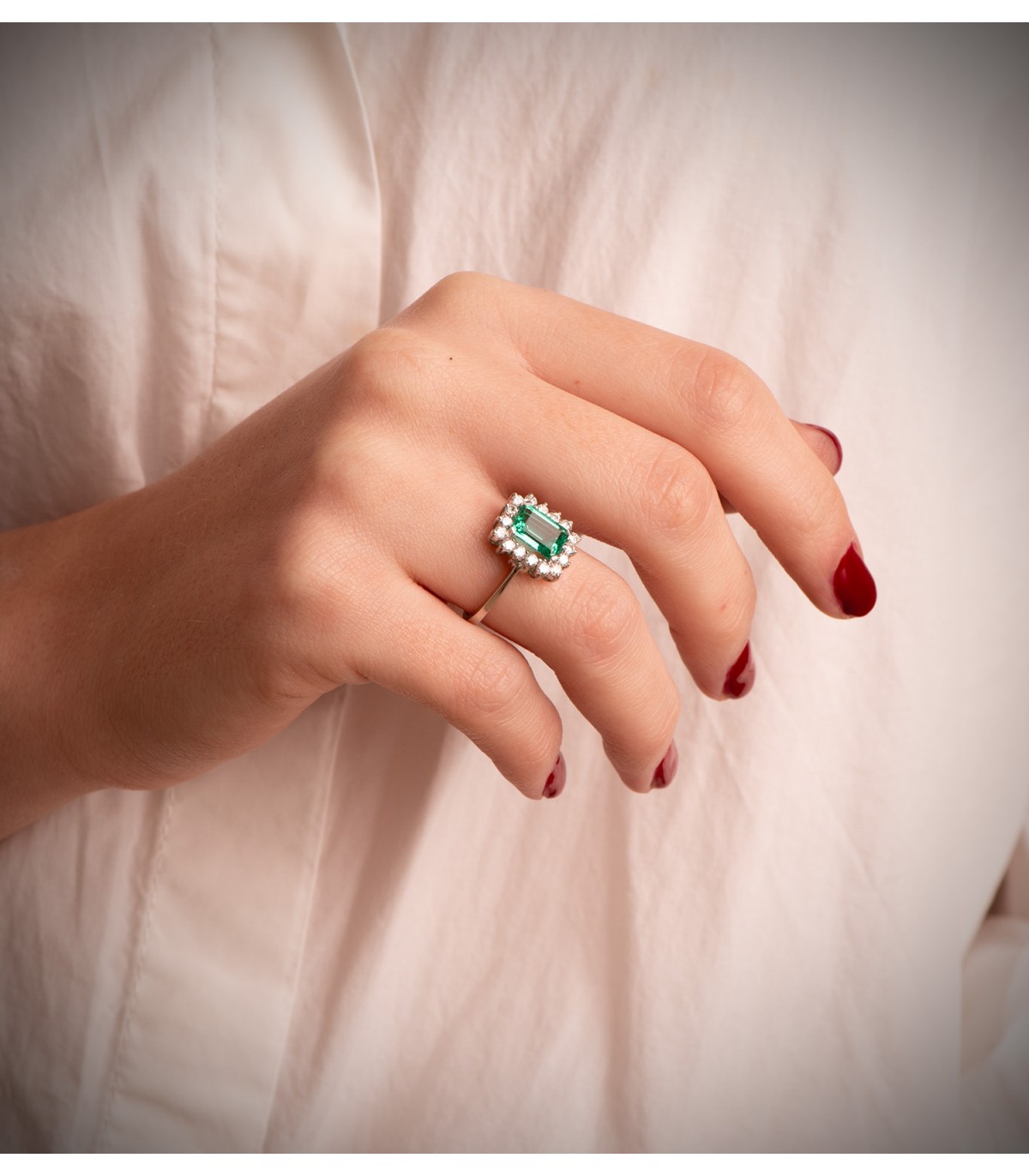 Anillo Carrie Oro 18K Esmeralda y Diamantes. Anillo de pedida con piedra preciosa.
