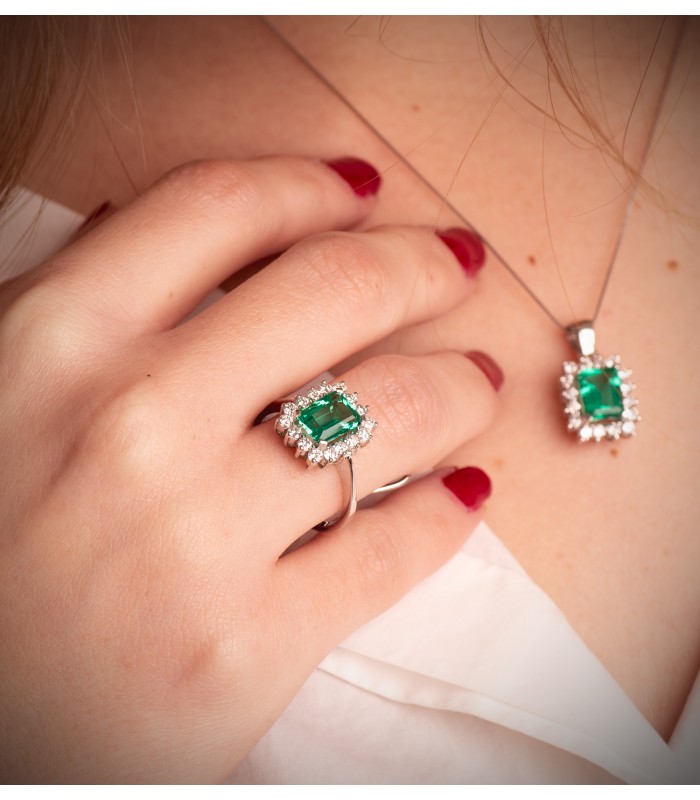 Anillo Carrie Oro 18K Esmeralda y Diamantes. Anillo de pedida con piedra preciosa.