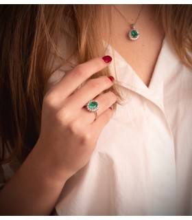 Anello in oro bianco con pietra preziosa e diamanti. Pietra smeraldo. Gioielleria online, Alda Joyeros.
