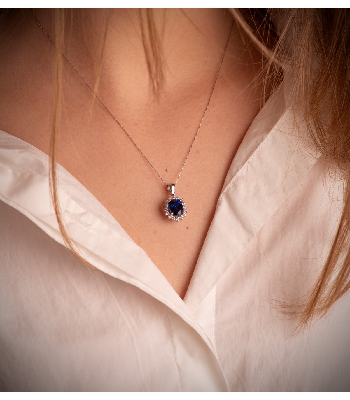 Pendentif pour femme en or blanc avec pierre saphir et diamants. Modèle Galadriel. Haute joaillerie, bijoux de mariée.