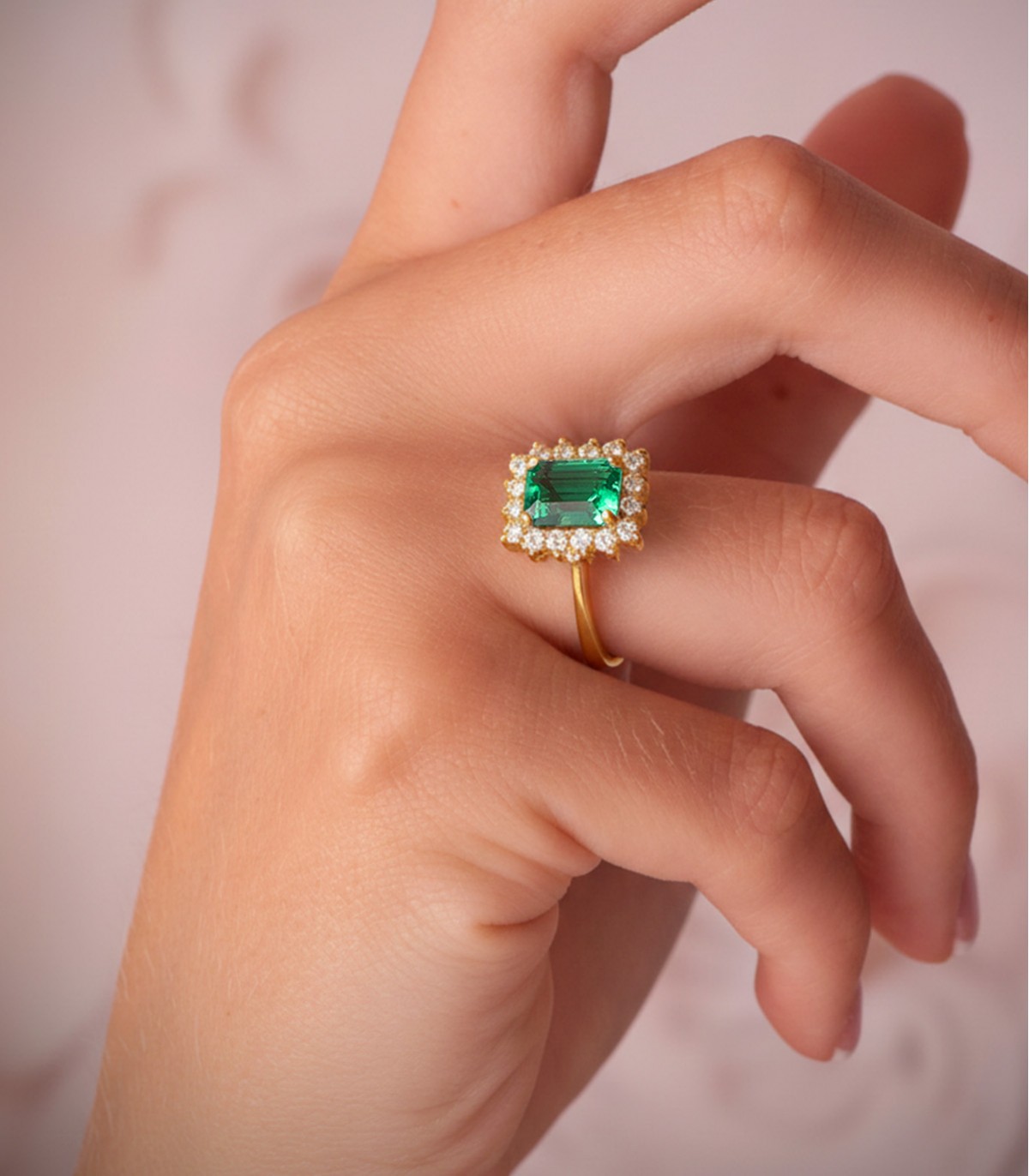 Goldring mit Smaragd und Diamanten. | Verlobungsringe mit Smaragden.